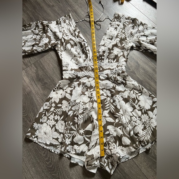 One and Only Collective Muted Green & White Floral Plunge Romper. Size S - Picture 12 of 13